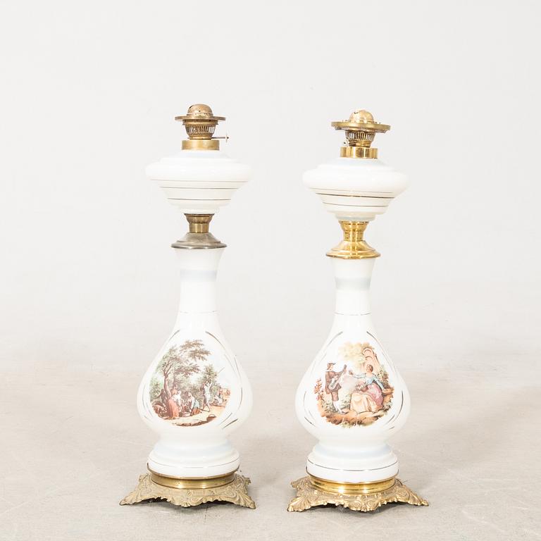 Bordsfotogenlampor ett par 1900-tal.