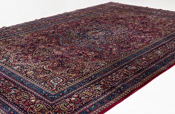A 1920s Meshed 'Amoghli' carpet, ca 526,5 x 356 cm.