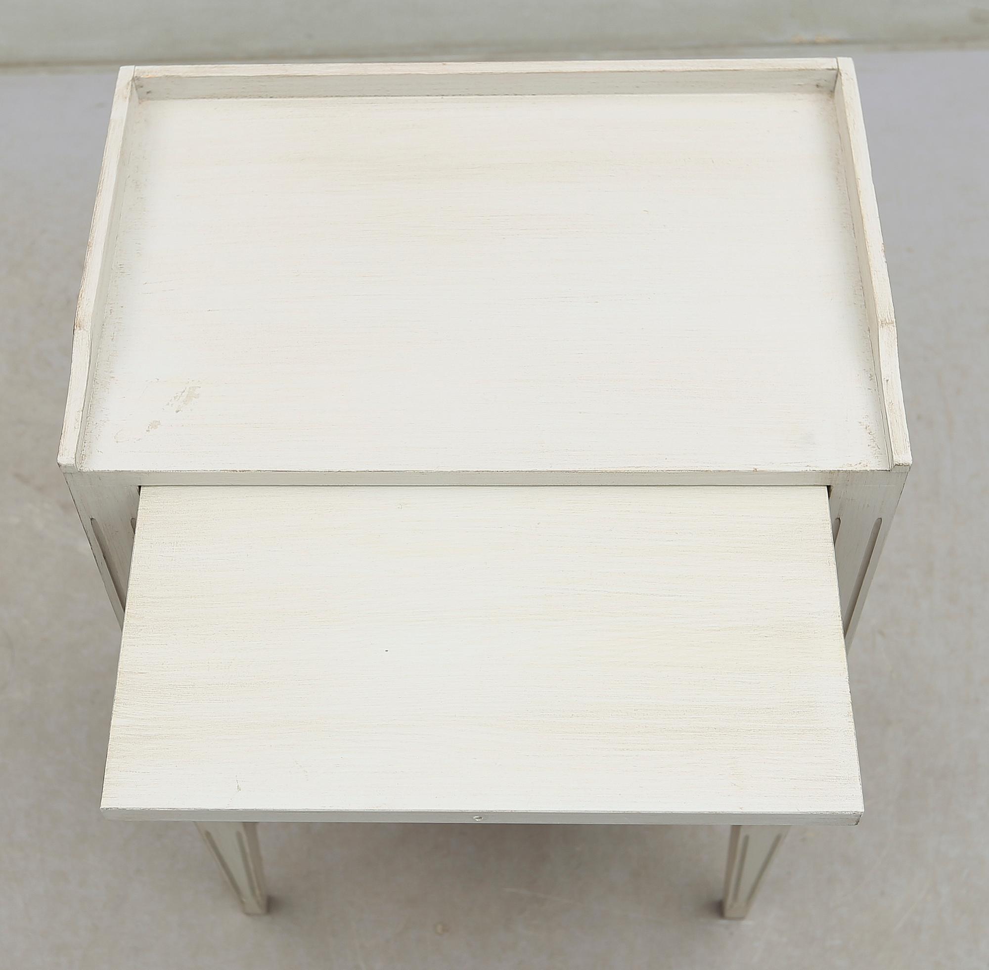 SÄNGBORD, gustaviansk stil, 1900-talets andra hälft.