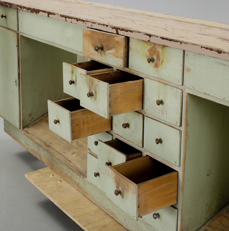 FRISÖRBÄNK / SIDEBOARD, 1900-talets första hälft.