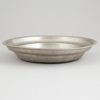 A Swedish pewter dish, mark of Bengt Ståhlström, Kalmar 1742.