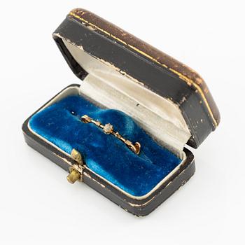 Brooch 18K gold with an old-cut diamond, defective.