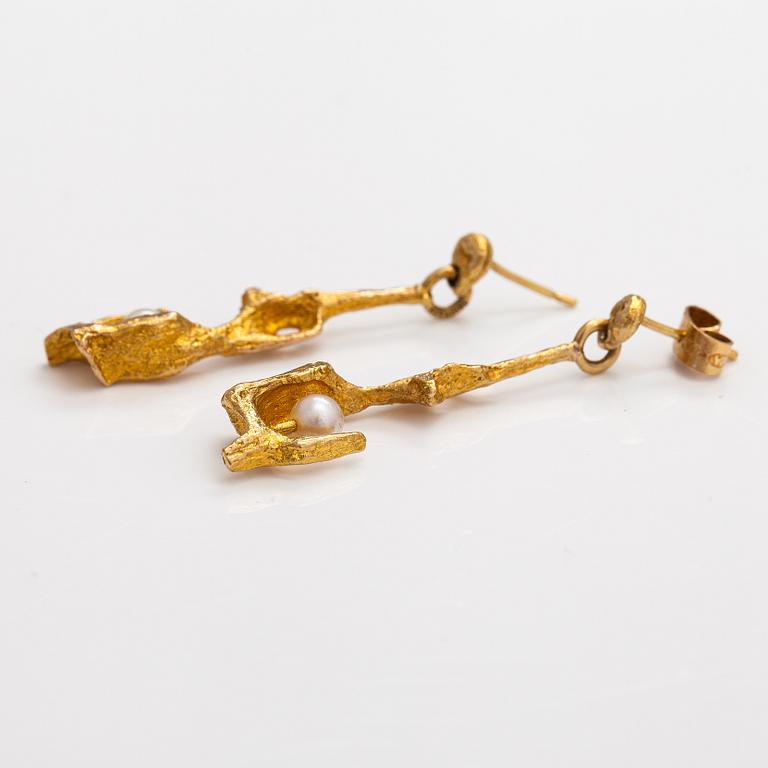 Björn Weckström, "By the springs", a pair of 18K gold and cultured pearls earrings. Lapponia 1964-1974.