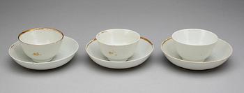 KOPPAR med FAT, 3 st, porslin. Qing dynastin, Qianlong (1736-95).