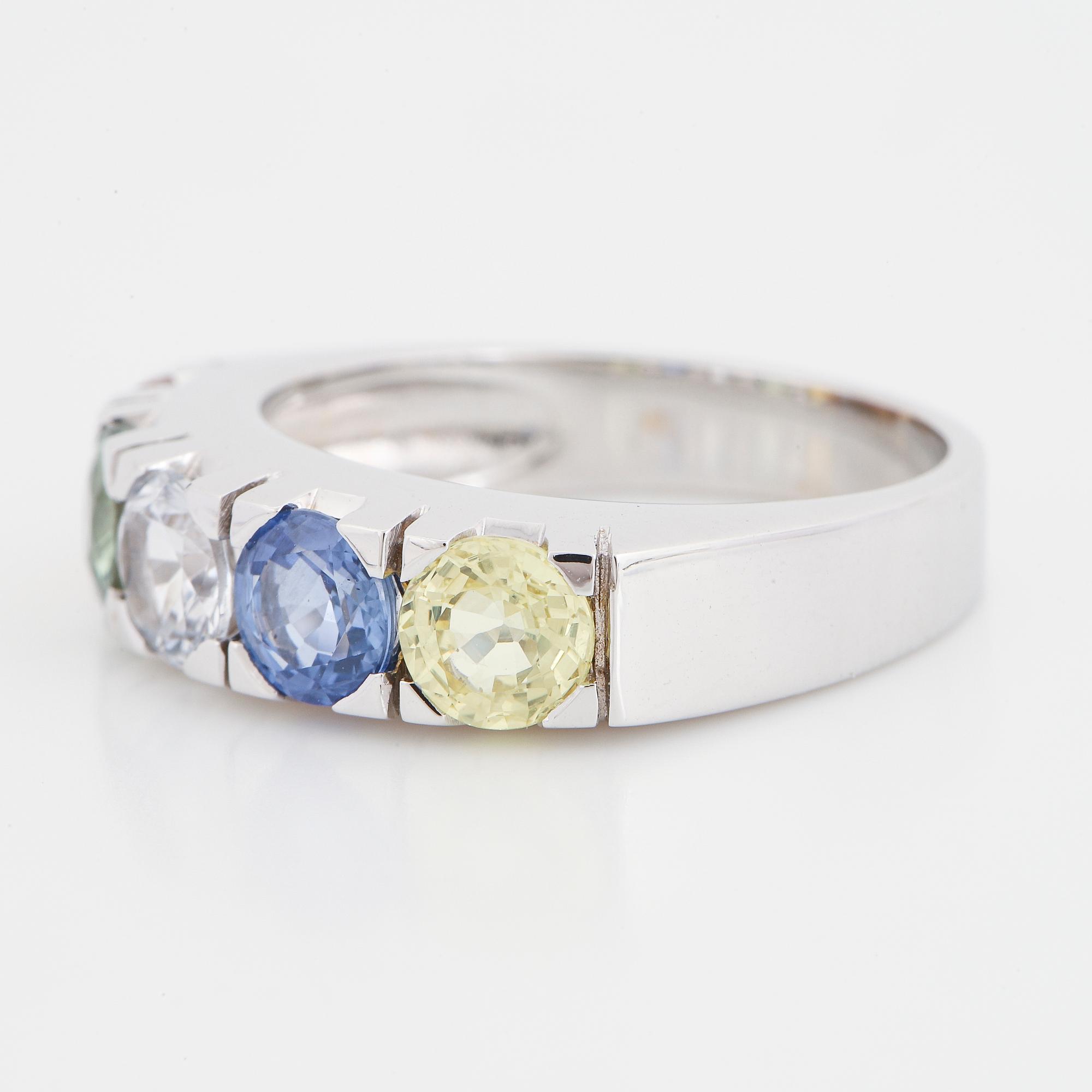 A 14K gold ring set with faceted sapphires ca. 3.18 ct in total.
