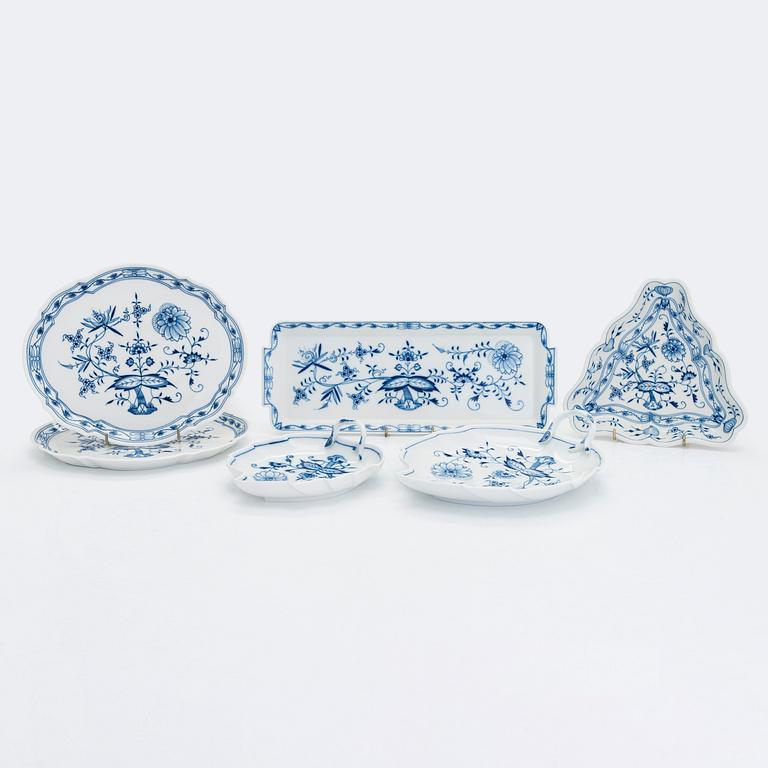 A set of six "Zwiebelmuster"/"Onion Pattern" porcelain serving platters, Meissen, late 20th century.