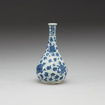 A blue and white Transitional vase, 17th Century.