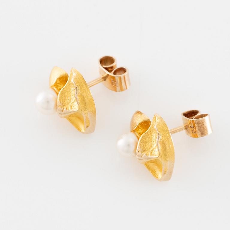 Lapponia, a pair of earrings in 14K gold with cultured pearls "Tundra Flower".