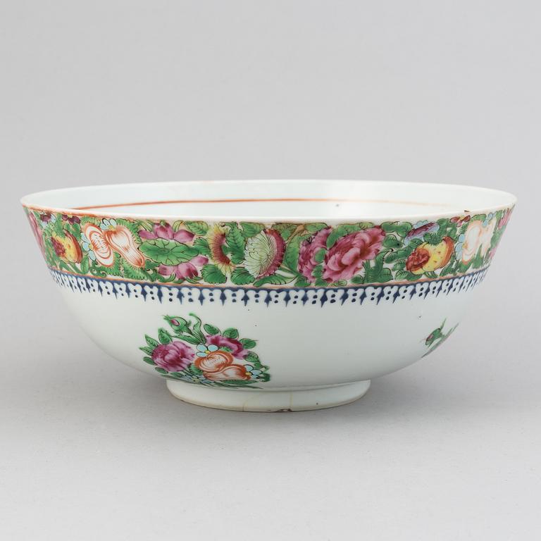 A Canton famille rose bowl, late Qing dynasty.