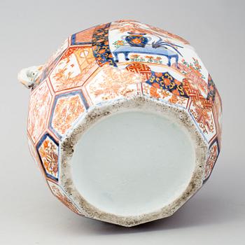 A Japanese imari jar with cover, Meiji period (1868-1912).