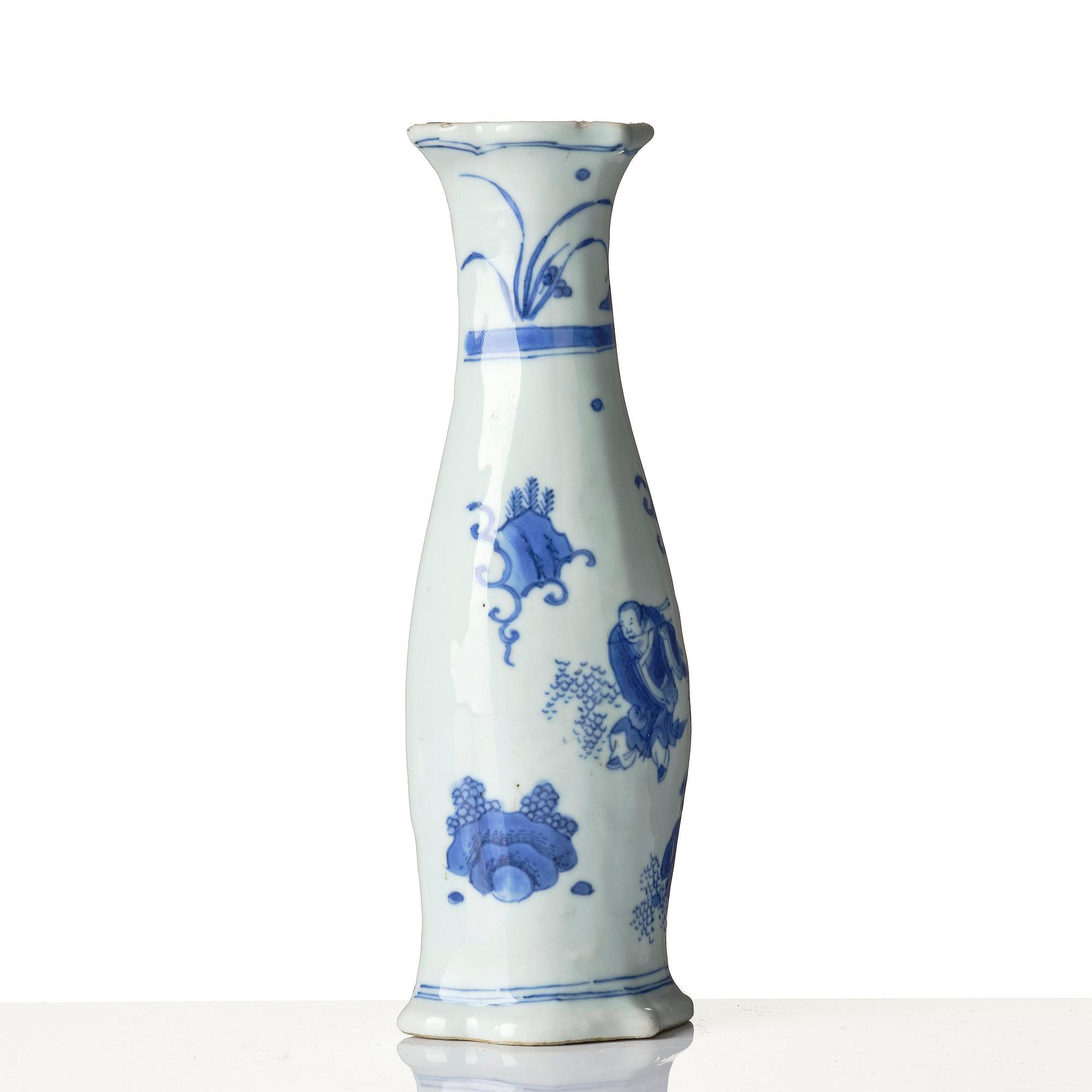 A blue and white pear shaped wall vase, Transition, 17th century.