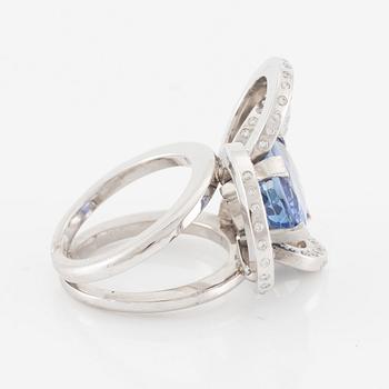 Ring, Mandelstam, 18K vitguld med safir och briljantslipade diamanter.
