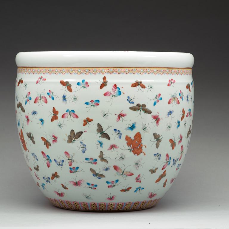 A famille rose flower pot, late Qing dynasty, circa 1900.