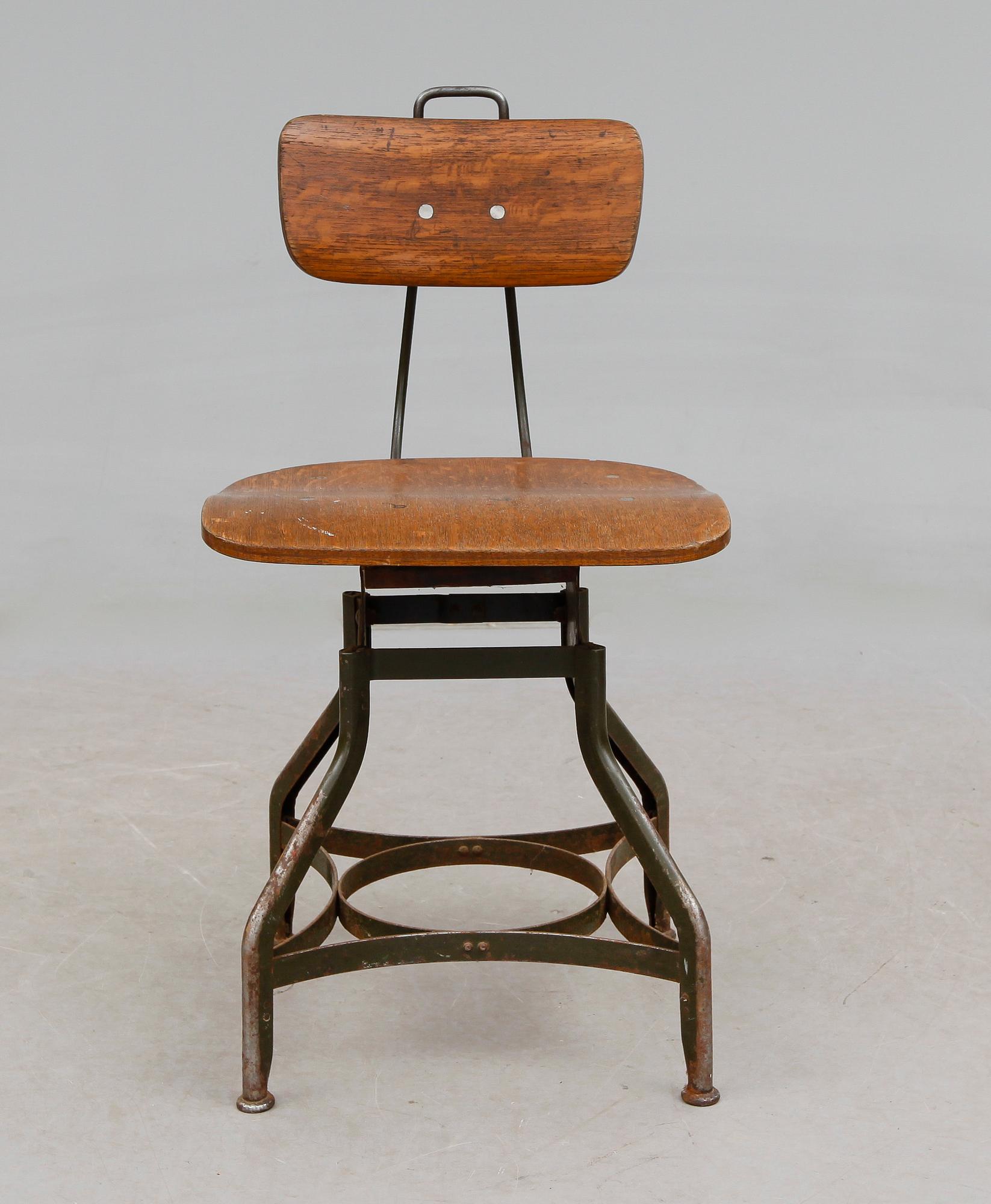 INDUSTRISTOL, 1900-talets första hälft.