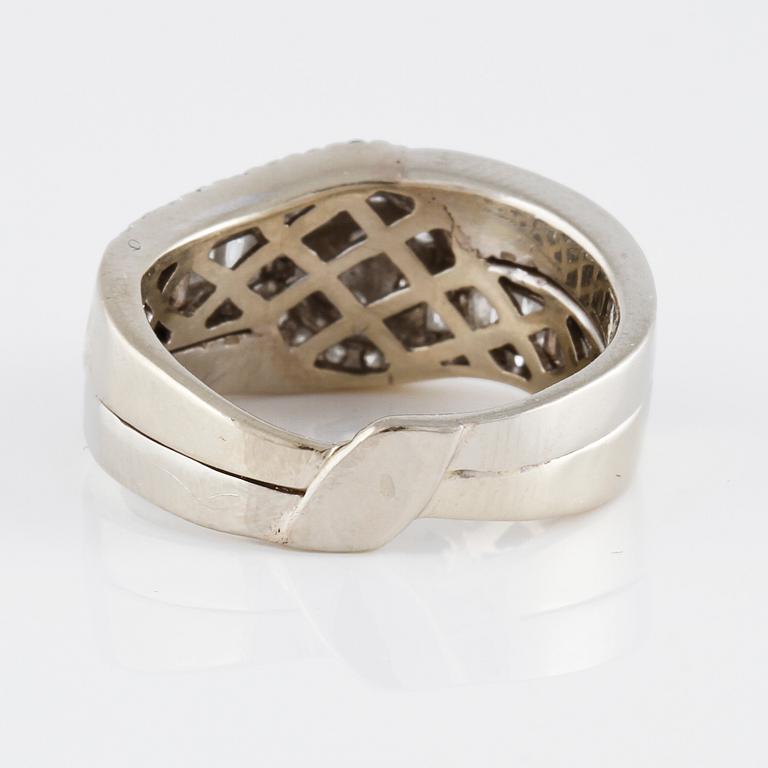 RING, 14K guld med briljant och baguettslipade diamanter ca 1.00 ct. Vikt 6,3 gram.