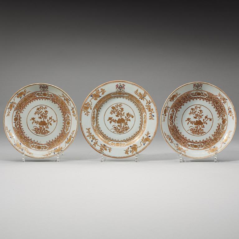 TALLRIKAR, sex stycken, vapenporslin. Qing dynastin, Yongzheng (1723-35).