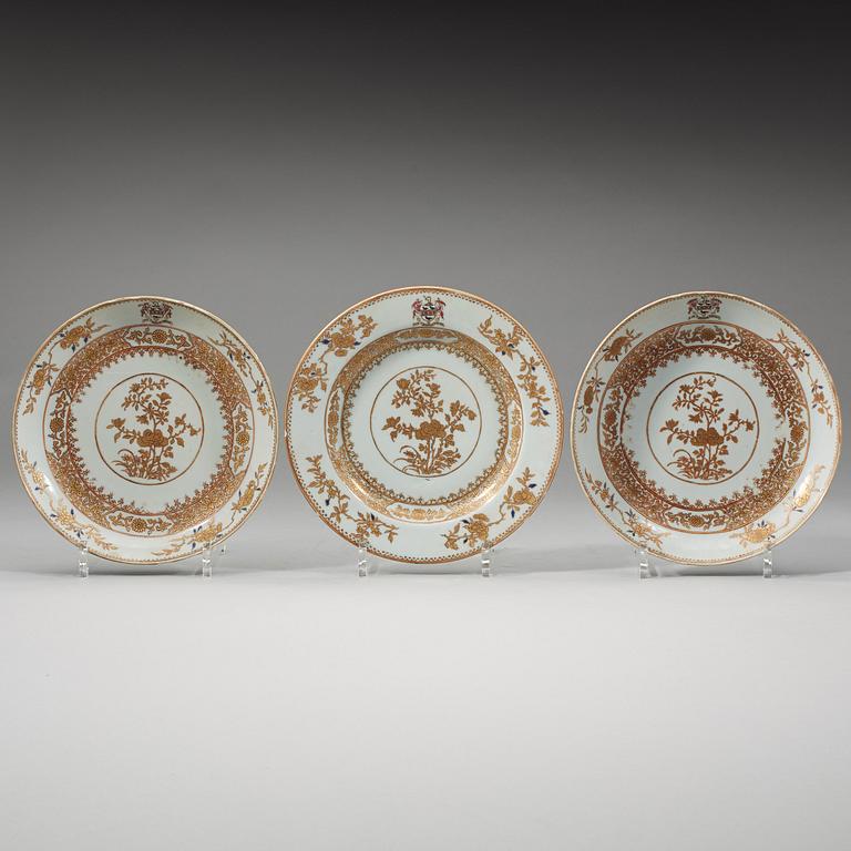 Six armorial rouge de fer and gold plates, Qing dynasty, Yongzheng (1723-35).