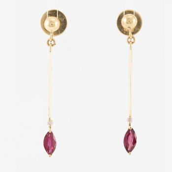 Earrings, 18K gold, set with brilliant-cut diamonds, navette-shaped red stone.