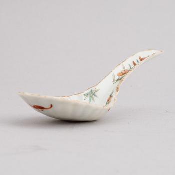 A set of six Chinese porcelain spoons, around the year 1900.