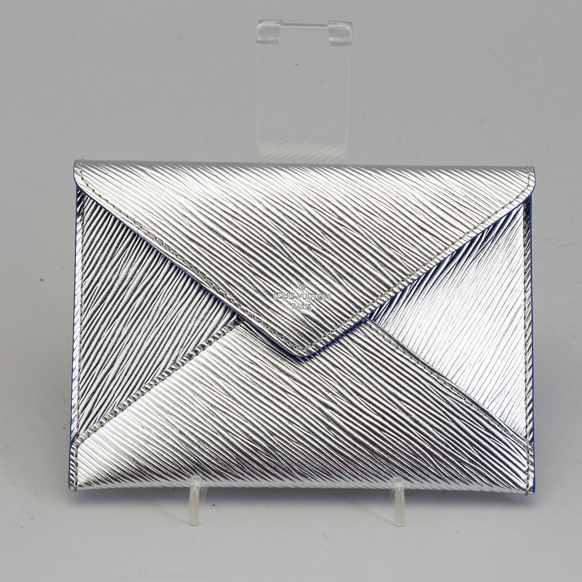A LOUIS VUITTON envelope clutch 2016. Bukowskis