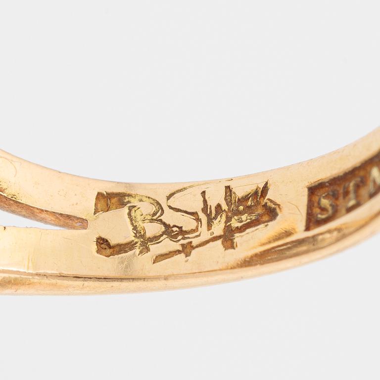 Ring, 18K gold set with round brilliant-cut and old-cut diamonds, STN, Norrköping 1954.