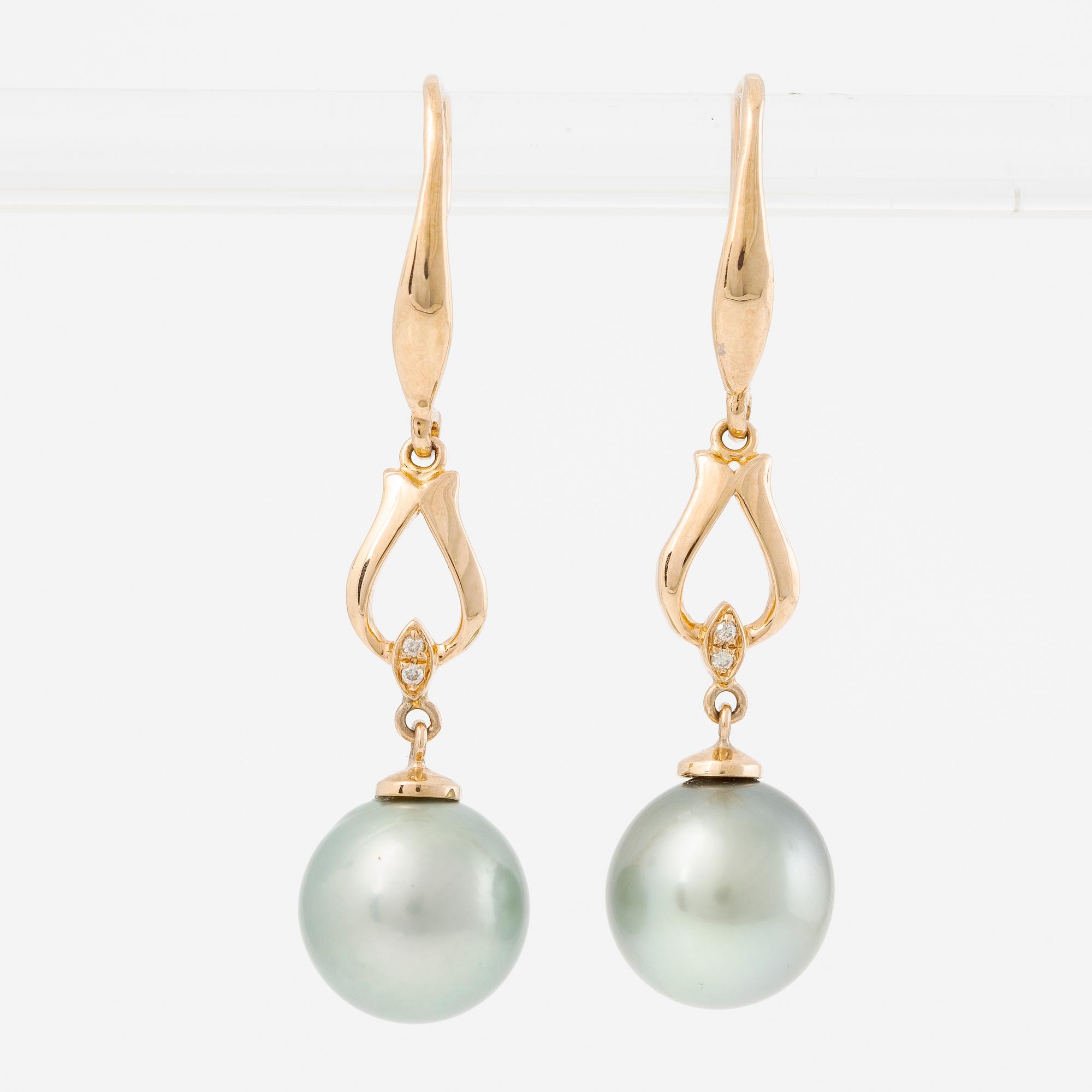 Örhängen 18K guld med odlade Tahitipärlor och små diamanter.