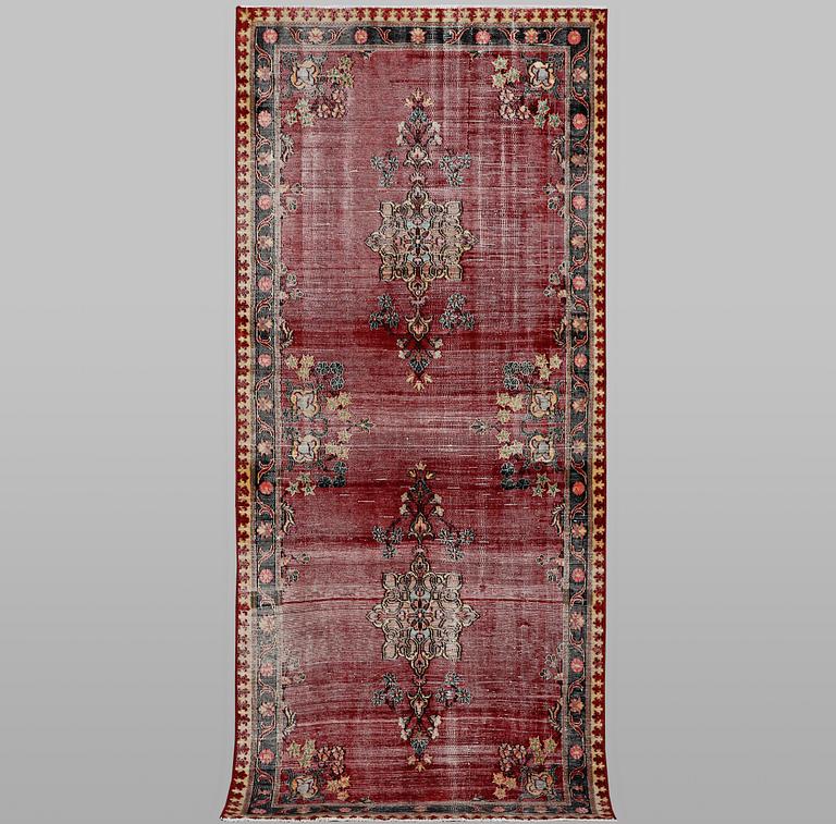 An oriental vintage design rug, c. 207 x 86 cm.