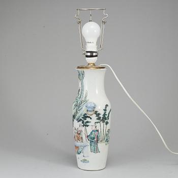 A famille rose vase, turned into a table lamp, Qing dynasty, late 19th century.