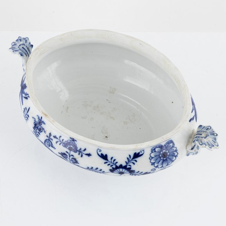 A 33-piece porcelain dinner service, "Ziebelmunter", mostly STadt Meissen, Germany.