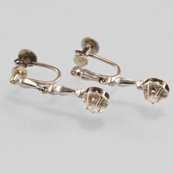 ÖRHÄNGEN, 18K vitguld med 2 briljantslipade diamanter, importstämplade. Vikt 3,4 gram.