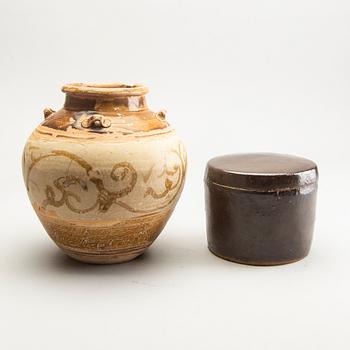 Kruka samt ask med lock, keramik. Sydostasien, möjligen 1500/1700-tal.