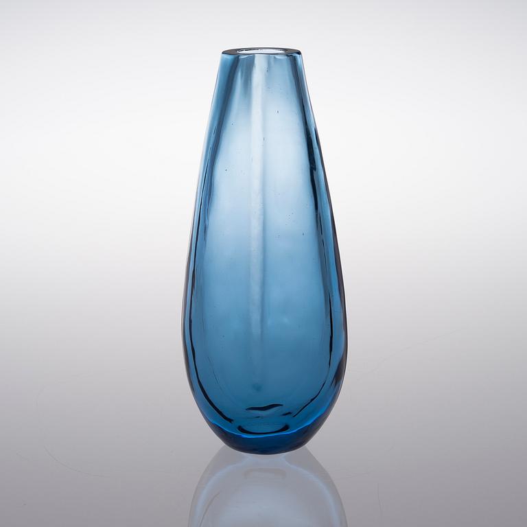 ARTTU BRUMMER, A VASE. Signed Arttu Brummer, Riihimäen Lasi Oy.