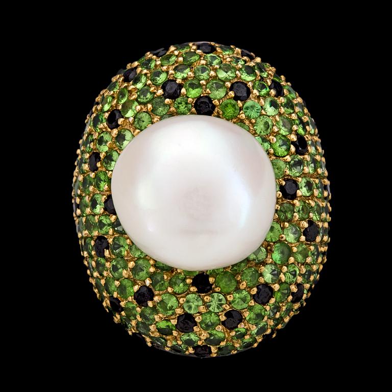 RING, cultured pearl with tsavorites and sapphires.
