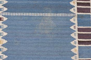 Barbro Nilsson, Matta, "Salerno blå med enkel bård", rölakan, ca 332 x 212 cm, signerad AB MMF BN.