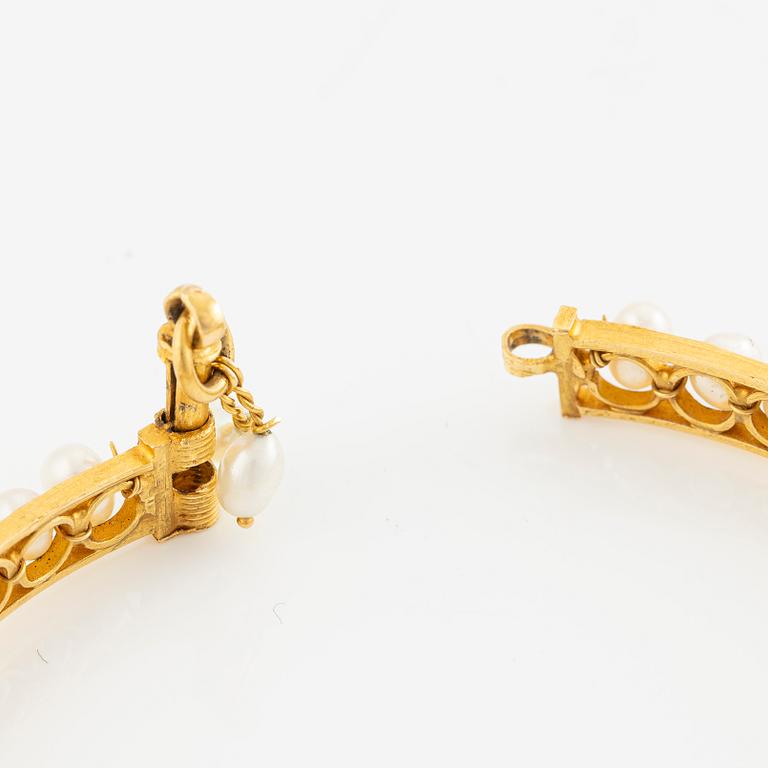 Arm ring, 18K gold with pearls.