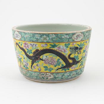A large enamelled four clawed dragon flower pot, Qing dynasty, circa 1900.