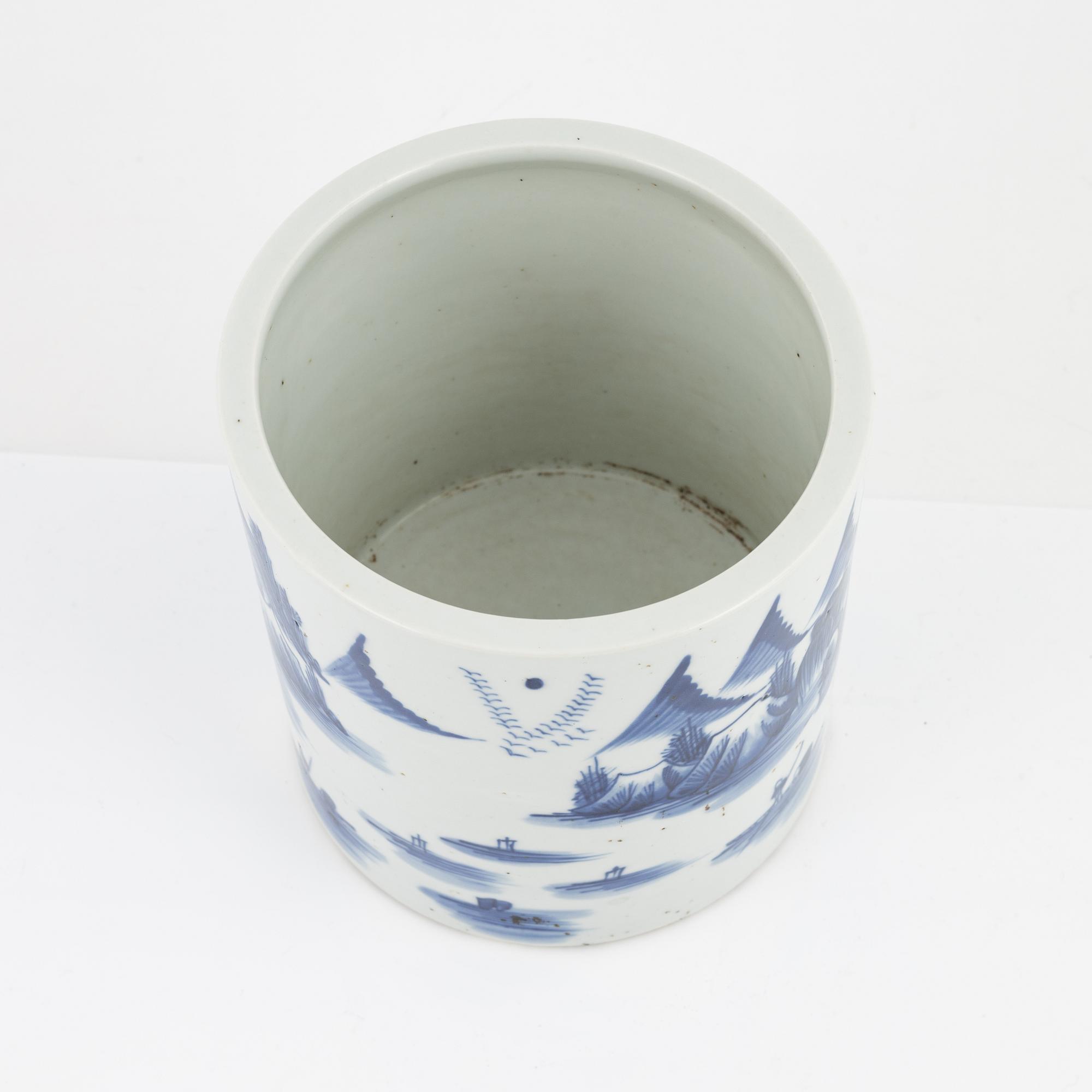 A Chinese blue and white brush pot, 20th century.