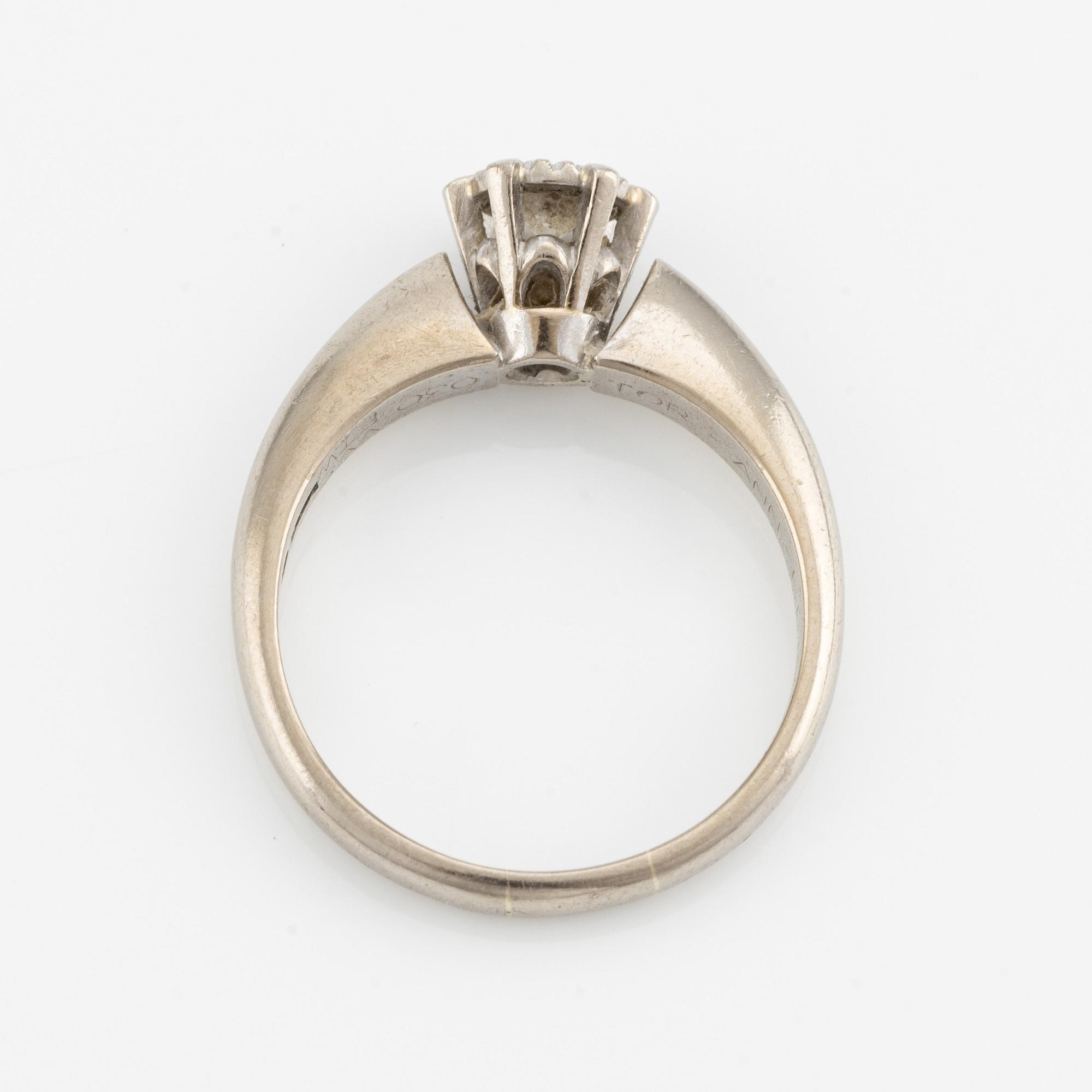 Ring 18K white gold and brilliant cut diamond.