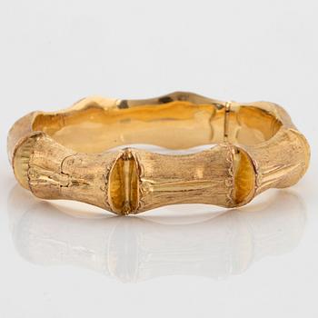 An 18K gold bangle.