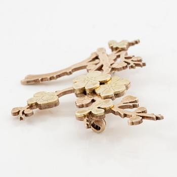 Wiwen Nilsson, brosch, i form av en kvist, förgyllt sterlingsilver, Lund 1969.