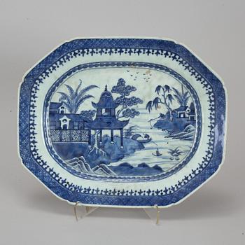 A Chinese porcelain serving dish, Qianlong (1736-95).