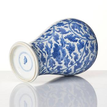 A blue and white vase, Qing dynasty, Kangxi (1662-1722).