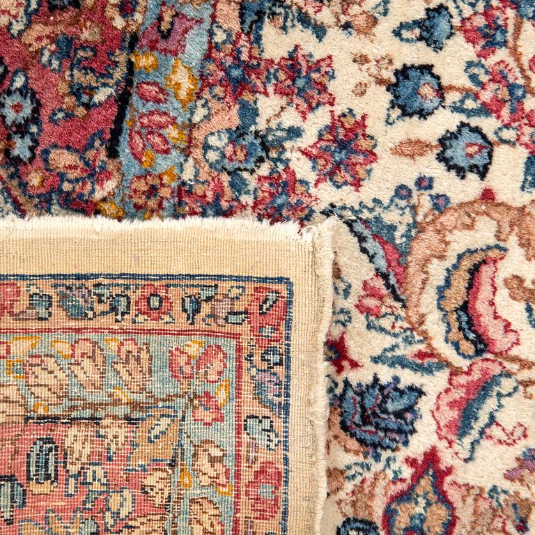Carpet Kirman semi-antique approx. 265x175 cm.