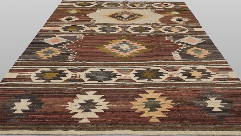 A Kelim carpet, 295 x 198 cm.