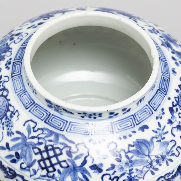 A pair of blue and white jars with covers, Qing dynasty, Guangxu (1875-1908).