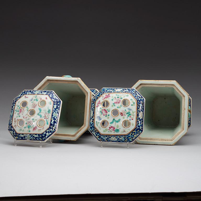 A pair of tulip vases with covers, late Qing dynasty.