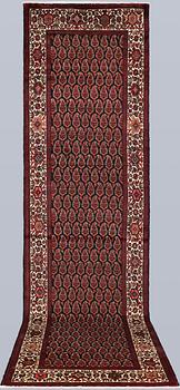 A Hamadan runner, approx. 420 x 114 cm.
