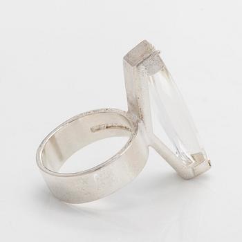 Björn Weckström, sormus, "Luminoso", viistehiottu vuorikristalli, hopeaa.