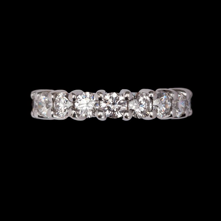 RING, sk eternity ring, briljantslipade diamanter, tot. 3.60 ct.