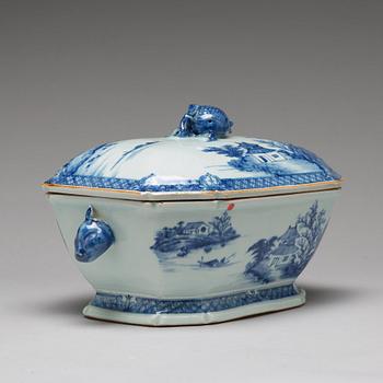 A blue and white tureen with cover and similar stand, Qing dynasty, Qianlong (1736-95).